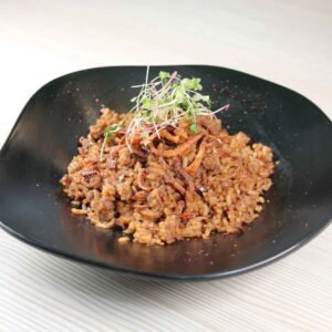Plato de arroz con lentejas encima de una mesa