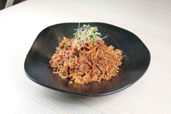 Plato de arroz con lentejas encima de una mesa