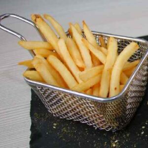 Papas fritas en una mini cesta antioxidante